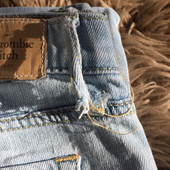 Abercrombie & Fitch light wash slim leg jeans - size 2 - Picture 4 of 10